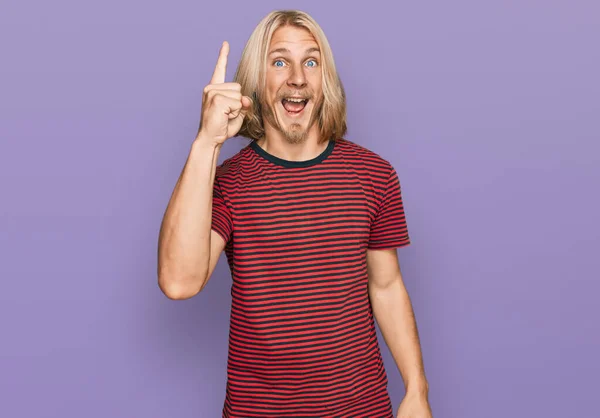 Caucasian Man Blond Long Hair Wearing Casual Striped Shirt Pointing — 스톡 사진