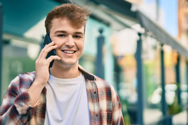 若い白人男性は 市内のスマートフォンで幸せな話を笑っています — ストック写真