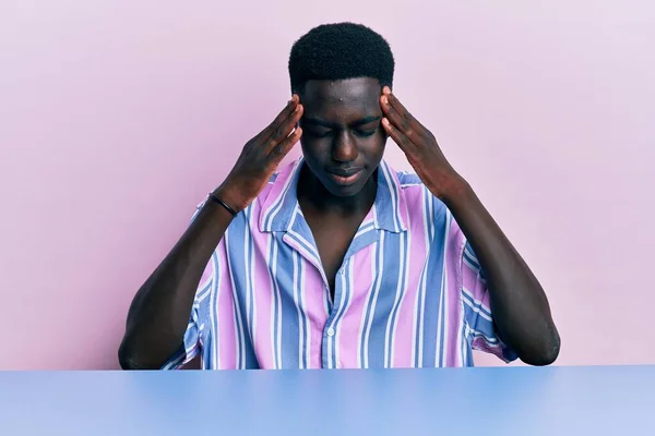 Jonge Afro Amerikaanse Man Draagt Casual Kleding Zittend Tafel Met — Stockfoto