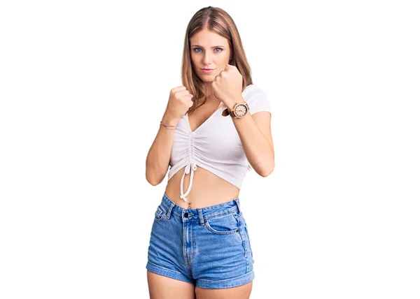 Joven Hermosa Mujer Rubia Con Camiseta Blanca Casual Lista Para — Foto de Stock