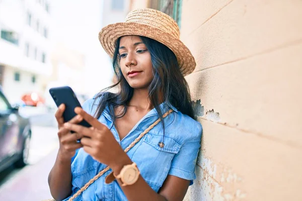 Mujer India Joven Apoyada Pared Usando Smartphone Ciudad — Foto de Stock