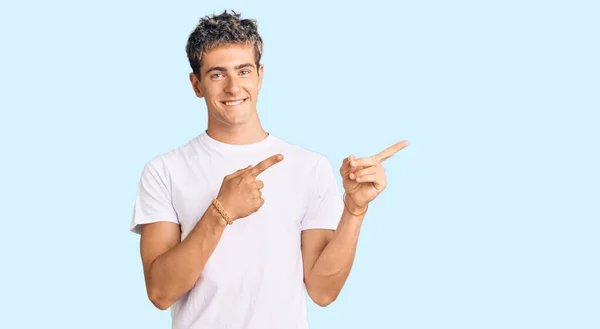 Homem Bonito Jovem Vestindo Camisa Branca Casual Sorrindo Olhando Para — Fotografia de Stock