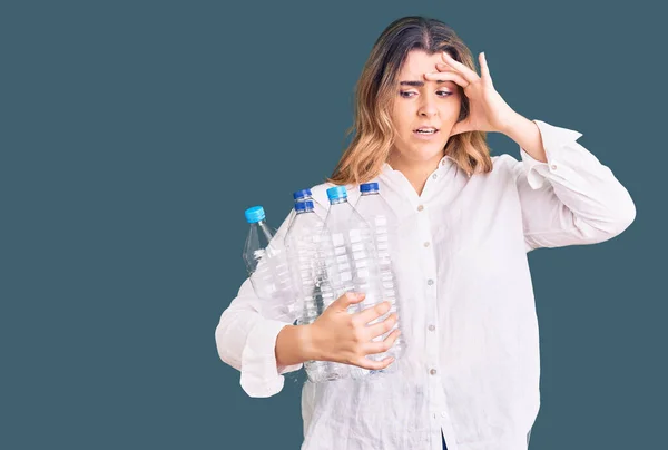 Mujer Caucásica Joven Sosteniendo Botellas Plástico Reciclaje Estresado Frustrado Con —  Fotos de Stock