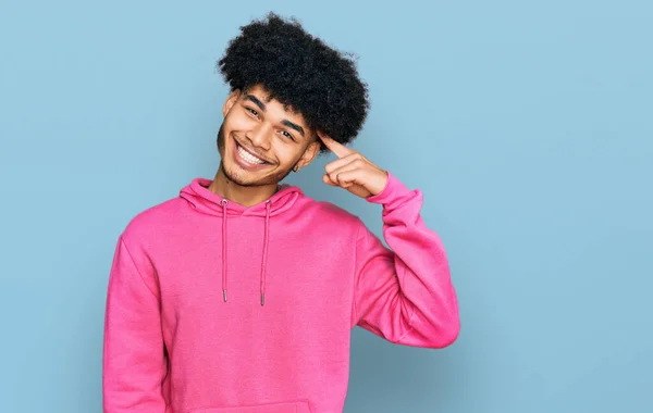 Afro Saçlı Sıradan Pembe Kazaklı Tek Parmakla Kafasını Gösteren Harika — Stok fotoğraf