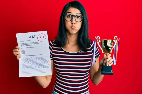 Hermosa Mujer Joven Asiática Mostrando Examen Aprobado Sosteniendo Trofeo Hinchando — Foto de Stock