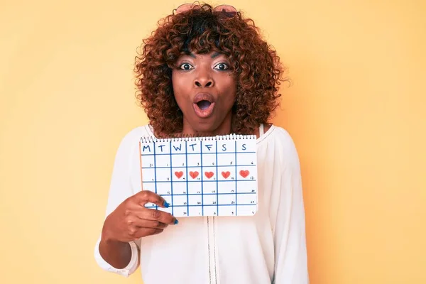 Jonge Afro Amerikaanse Vrouw Met Hart Kalender Bang Verbaasd Met — Stockfoto