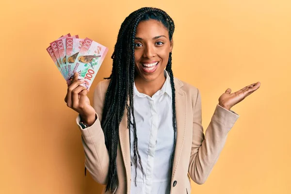 100の新しい熱意とドル紙幣を保持しているアフリカ系アメリカ人女性幸せな笑顔で達成を祝い 手を上げて勝者の表現 — ストック写真