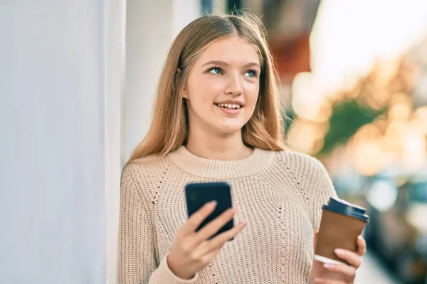 Bella Adolescente Caucasico Utilizzando Smartphone Bere Caffè Città — Foto Stock