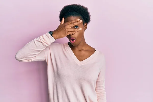 Молодая Африканская Американская Девушка Повседневной Одежде Подглядывает Шокирующее Закрывающее Лицо — стоковое фото