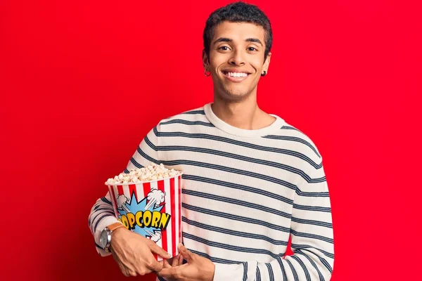 Jonge Afrikaanse Amerikaanse Man Die Popcorn Vasthoudt Positief Gelukkig Uitziet — Stockfoto