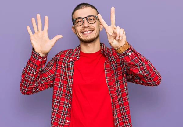 Jovem Hispânico Vestindo Roupas Casuais Mostrando Apontando Para Cima Com — Fotografia de Stock