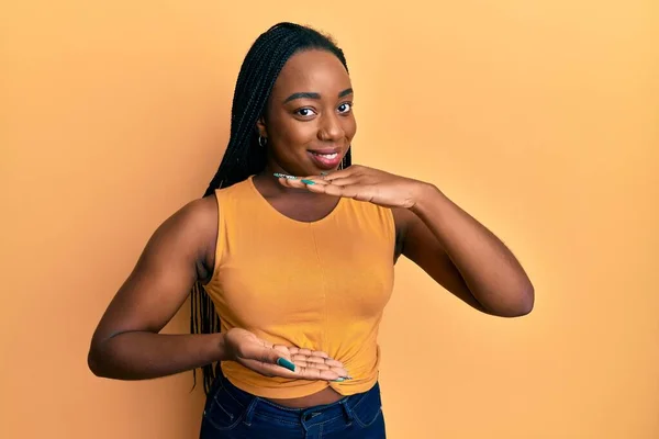 Jonge Afro Amerikaanse Vrouw Draagt Casual Kleding Gebaren Met Handen — Stockfoto