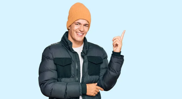 Hombre Caucásico Guapo Usando Ropa Nieve Sonriendo Feliz Señalando Con — Foto de Stock