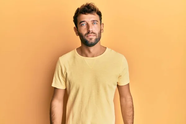 Homem Bonito Com Barba Vestindo Camiseta Amarela Casual Sobre Fundo — Fotografia de Stock