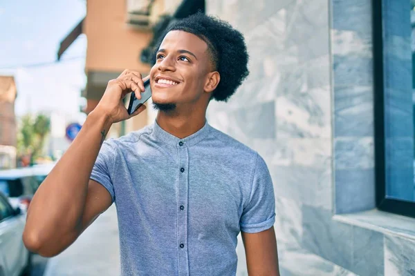 Jovem Afro Americano Sorrindo Feliz Falando Smartphone Cidade — Fotografia de Stock