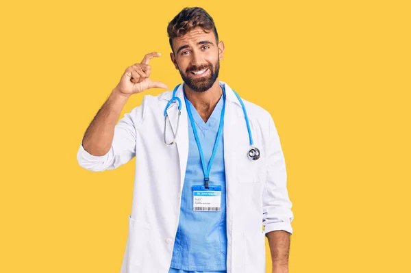 Joven Hombre Hispano Vistiendo Uniforme Médico Estetoscopio Sonriente Confiado Gesto — Foto de Stock