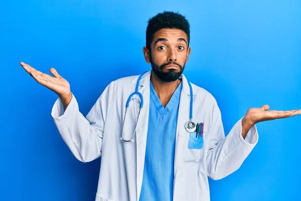 Przystojny Hiszpan Brodą Mundurze Lekarza Stetoskopie Nieświadomy Zmieszany Otwartymi Ramionami — Zdjęcie stockowe