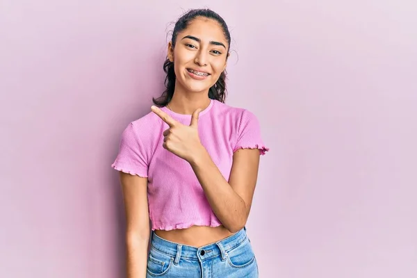 Hispanisches Teenager Mädchen Mit Zahnspange Lässiger Kleidung Lächelt Fröhlich Und — Stockfoto