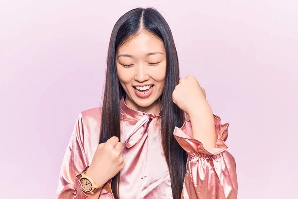 Mladý Krásný Číňan Žena Sobě Ležérní Košile Slaví Překvapen Ohromen — Stock fotografie