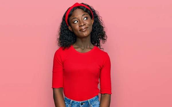 Mooie Afrikaanse Jonge Vrouw Dragen Casual Kleding Glimlachen Kijken Naar — Stockfoto