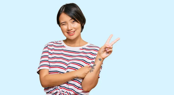 Bella Giovane Donna Con Capelli Corti Indossa Abiti Casual Sorridente — Foto Stock