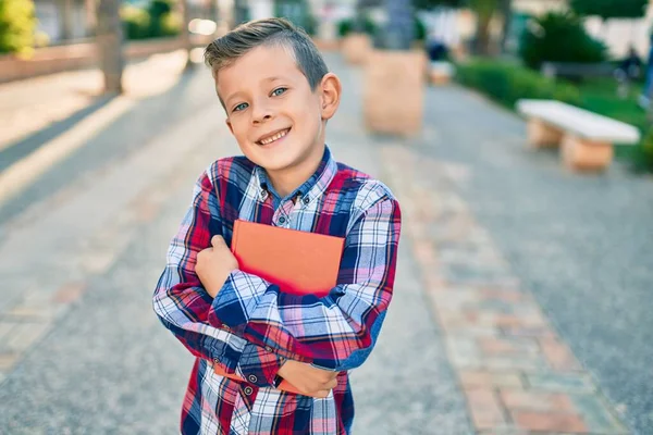 可敬的高加索学生男孩微笑着 高高兴兴地站在城中看书 — 图库照片