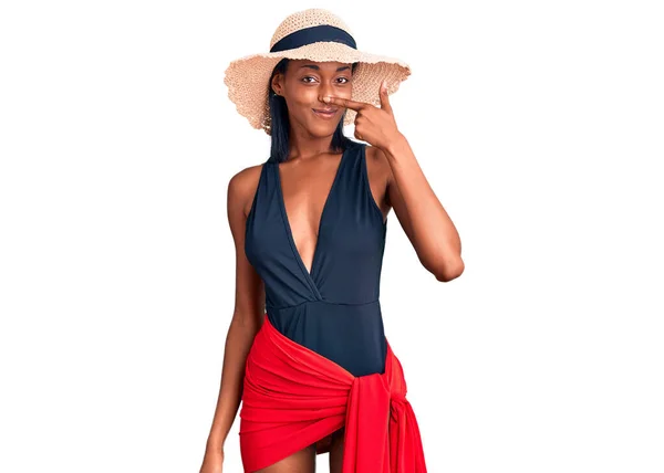 Mayo Giyen Şapkalı Genç Afro Amerikan Kadın Burnu Parmakla Göstererek — Stok fotoğraf