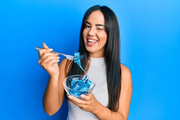 Junge Schöne Hispanische Mädchen Essen Maß Tun Diät Für Die — Stockfoto