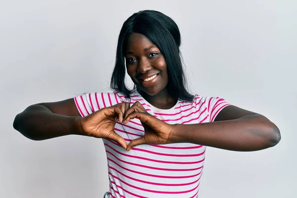 Jovem Mulher Africana Vestindo Casual Listrado Shirt Sorrindo Amor Fazendo — Fotografia de Stock