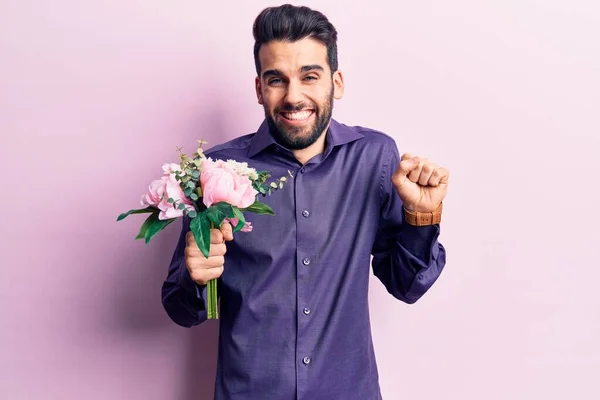 Jovem Homem Bonito Com Barba Segurando Buquê Flores Gritando Orgulhoso — Fotografia de Stock