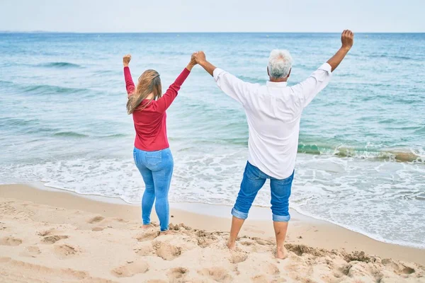 Coppia Ispanica Mezza Età Che Respira Con Braccia Alzate Spiaggia — Foto Stock