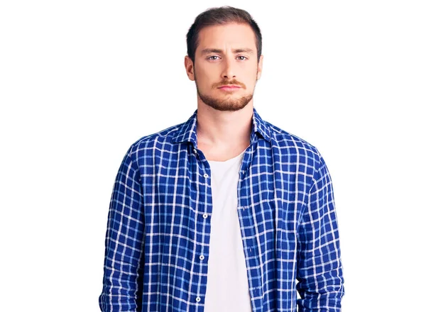 Genç, yakışıklı, beyaz, günlük kıyafetler giyen, bunalımlı, sıkıntılı, sinirli ve korkmuş bir adam. hüzünlü ifade. 