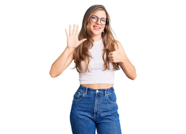 Bella Giovane Donna Caucasica Che Indossa Abiti Casual Occhiali Che — Foto Stock