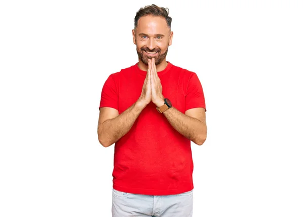 Schöner Mann Mittleren Alters Trägt Lässiges Rotes Shirt Und Betet — Stockfoto