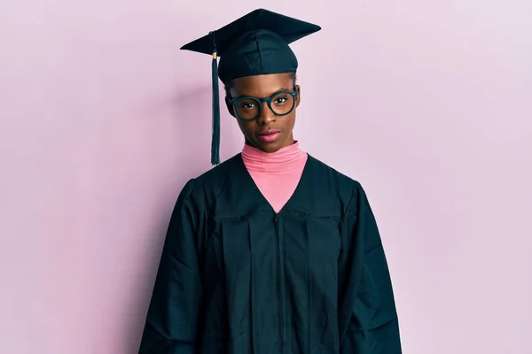 Jovem Afro Americana Vestindo Boné Formatura Roupão Cerimônia Relaxado Com — Fotografia de Stock