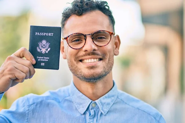 Jovem Empresário Hispânico Sorrindo Feliz Segurando Passaporte Dos Estados Unidos — Fotografia de Stock