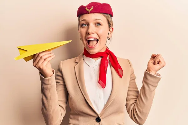 Joven Chica Rubia Hermosa Con Uniforme Azafata Sosteniendo Avión Papel — Foto de Stock