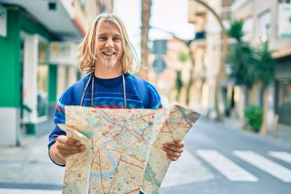 Joven Turista Escandinavo Sonriendo Feliz Usando Mapa Ciudad —  Fotos de Stock