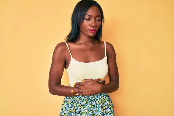 Mujer Afroamericana Joven Que Usa Ropa Casual Con Mano Estómago —  Fotos de Stock