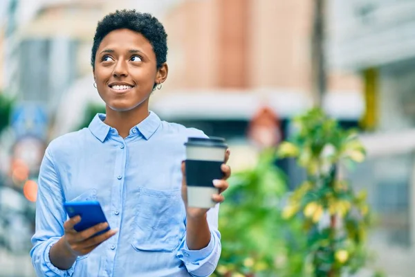 Νεαρή Αφρο Αμερικανίδα Που Χρησιμοποιεί Smartphone Και Πίνει Παίρνει Καφέ — Φωτογραφία Αρχείου