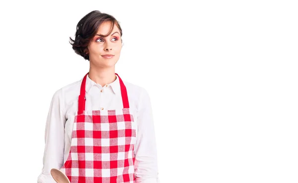 Mulher Bonita Com Cabelo Curto Vestindo Avental Cozinheiro Profissional Sorrindo — Fotografia de Stock