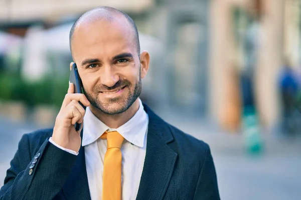 Giovane Uomo Affari Calvo Ispanico Sorridente Felice Parlando Sullo Smartphone — Foto Stock