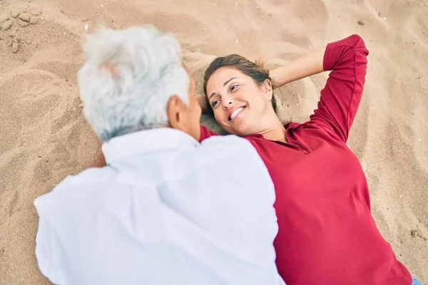 Mediana Edad Pareja Amor Acostado Arena Playa Feliz Alegre Juntos — Foto de Stock