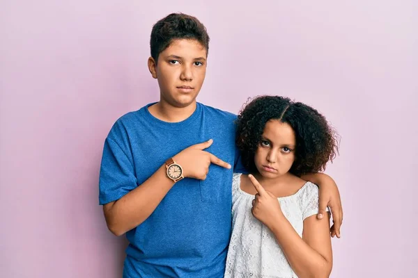 Ung Latinamerikansk Familj Bror Och Syster Bär Casual Kläder Tillsammans — Stockfoto