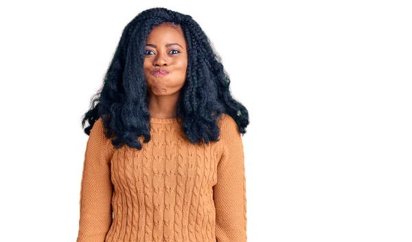 Mooie Afro Amerikaanse Vrouw Draagt Casual Trui Puffende Wangen Met — Stockfoto