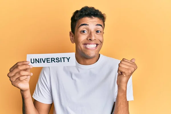 Joven Hombre Afroamericano Guapo Sosteniendo Papel Con Palabra Universitaria Gritando — Foto de Stock