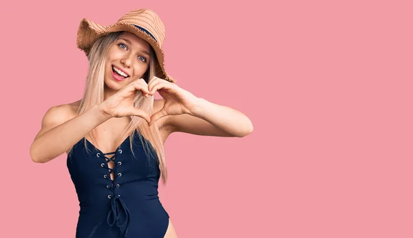 Joven Hermosa Mujer Rubia Con Traje Baño Sombrero Verano Sonriendo —  Fotos de Stock