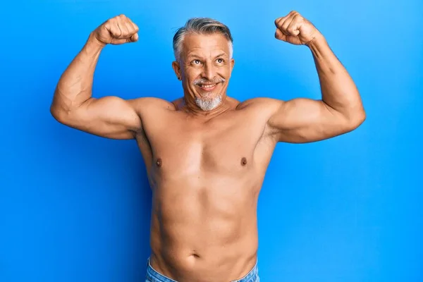 Homem Cabelos Grisalhos Meia Idade Sem Camisa Fazendo Gesto Fitness — Fotografia de Stock