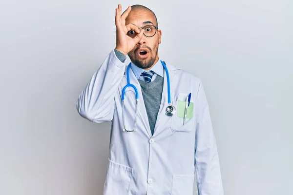 Latynoski Dorosły Mężczyzna Mundurze Lekarza Stetoskopie Robi Gest Wstrząśnięty Zaskoczoną — Zdjęcie stockowe