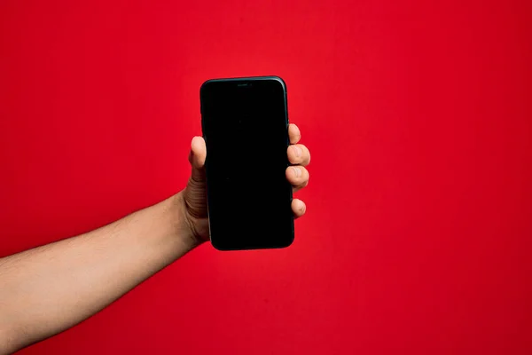 Kafkas Genci Elinde Akıllı Telefon Var Zole Edilmiş Kırmızı Arkaplanda — Stok fotoğraf